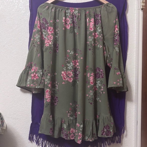 Woman’s green flower print peasant top blouse from Terra Sky - Picture 5 of 14